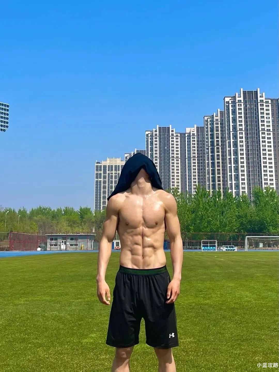 图片[9]-山西190CM体育生撩衣露腹肌被摸，？灰裤子大长腿！-小蓝短视频