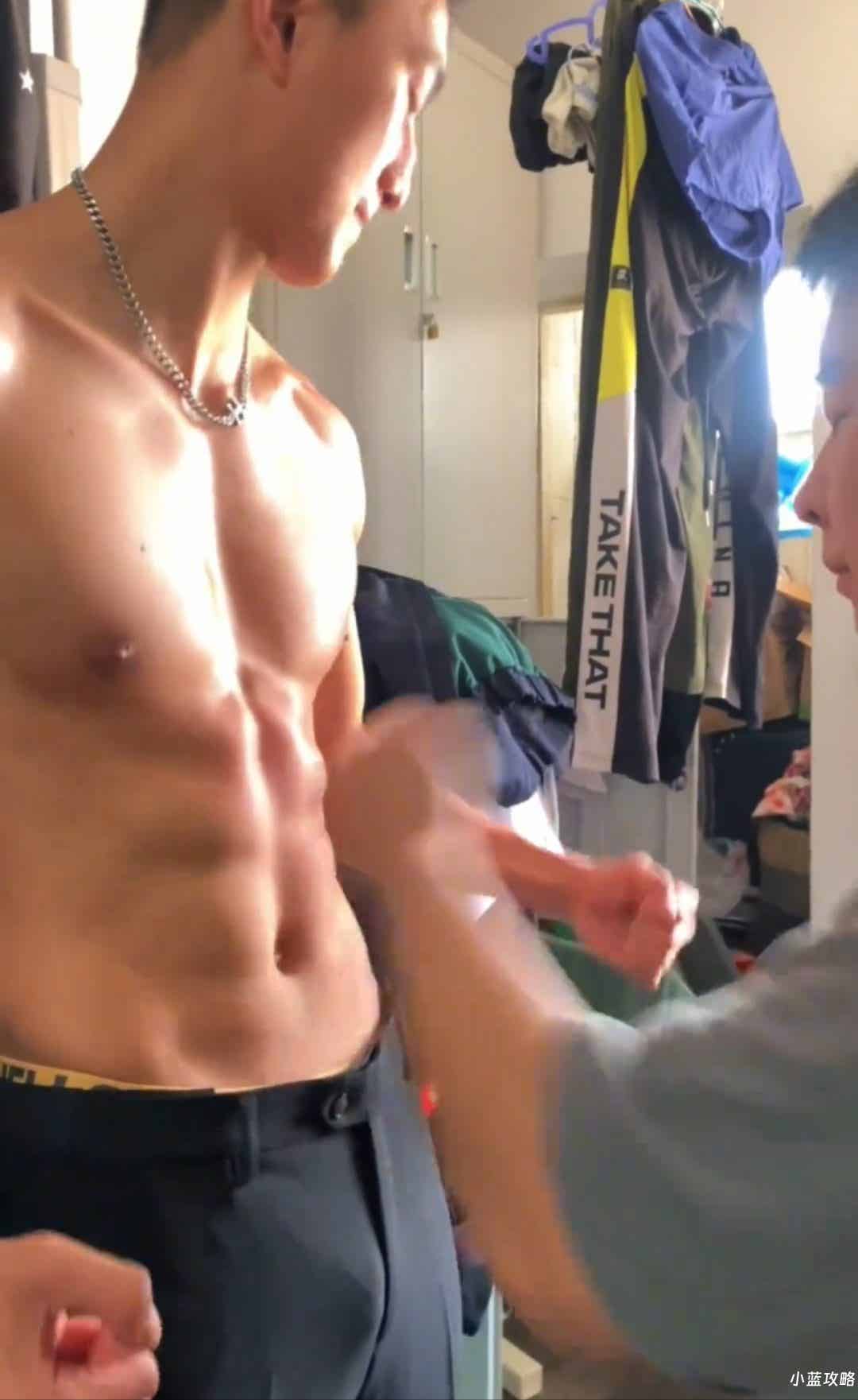 图片[22]-山西190CM体育生撩衣露腹肌被摸，？灰裤子大长腿！-小蓝短视频