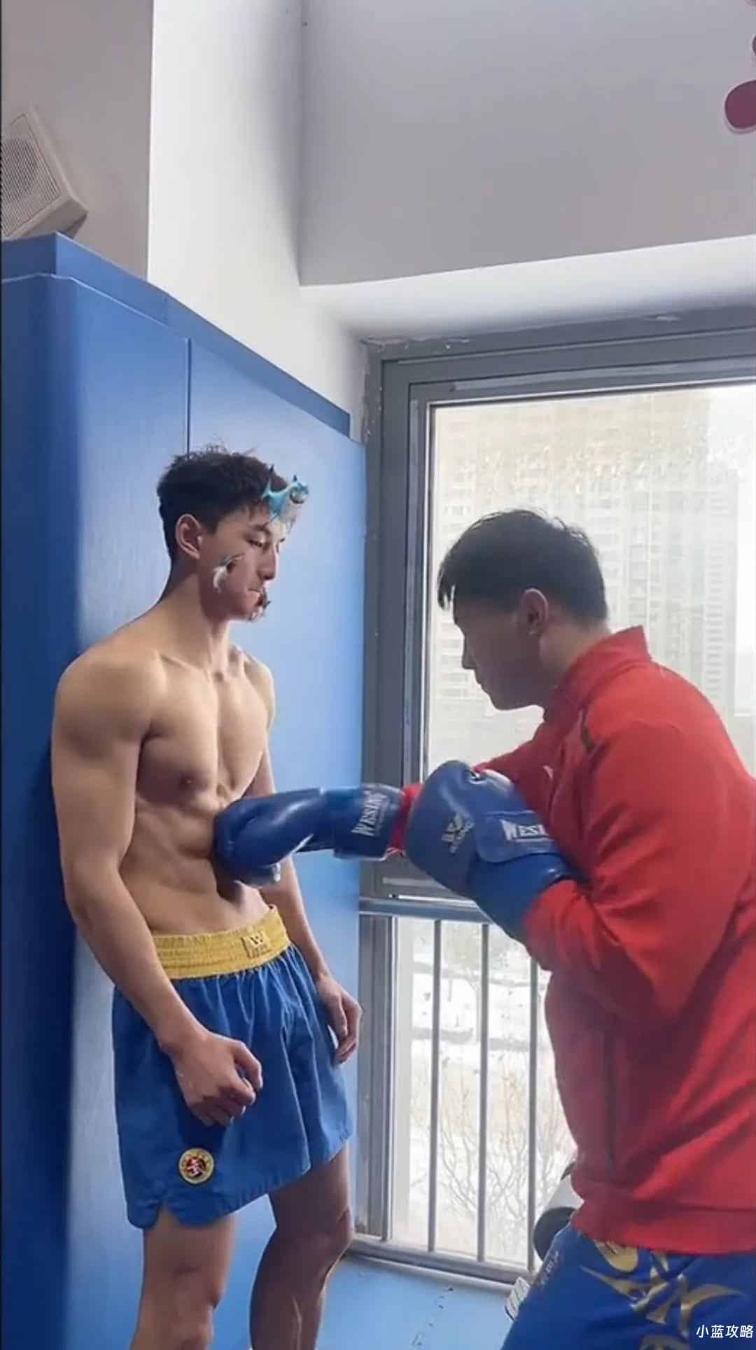 图片[24]-山西190CM体育生撩衣露腹肌被摸，？灰裤子大长腿！-小蓝短视频