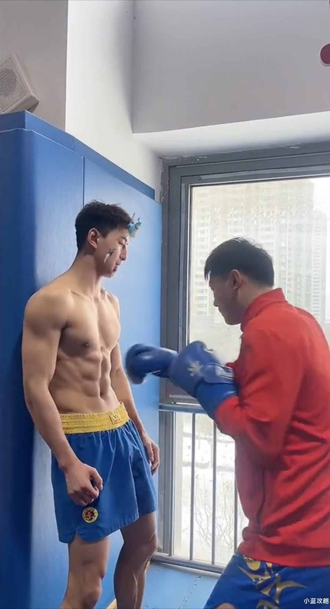 山西190CM体育生撩衣露腹肌被摸，？灰裤子大长腿！-小蓝短视频