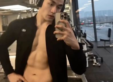 身高192大粗腿寸头帅哥主播，身着紧身短裤网友直呼挪不开眼