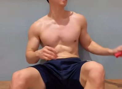 操场穿白运动裤打羽毛球的腹肌小哥,耐力太强了!