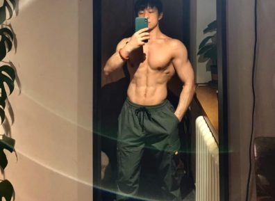 推特爆火的运动员穿内裤拍杂志，网友直呼：还是熟悉的味道……