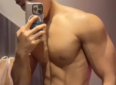 直男教练更衣室换装引尖叫!这肌肉线条是真实存在的吗?