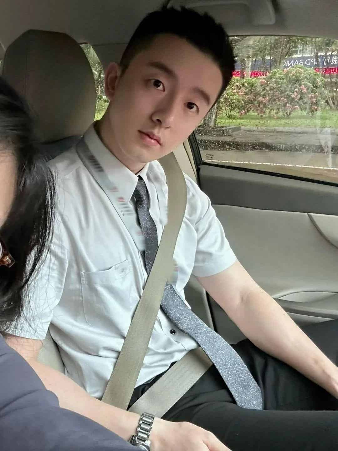 图片[1]-银行正装野生男穿私下穿运动裤自拍露实力！-小蓝短视频