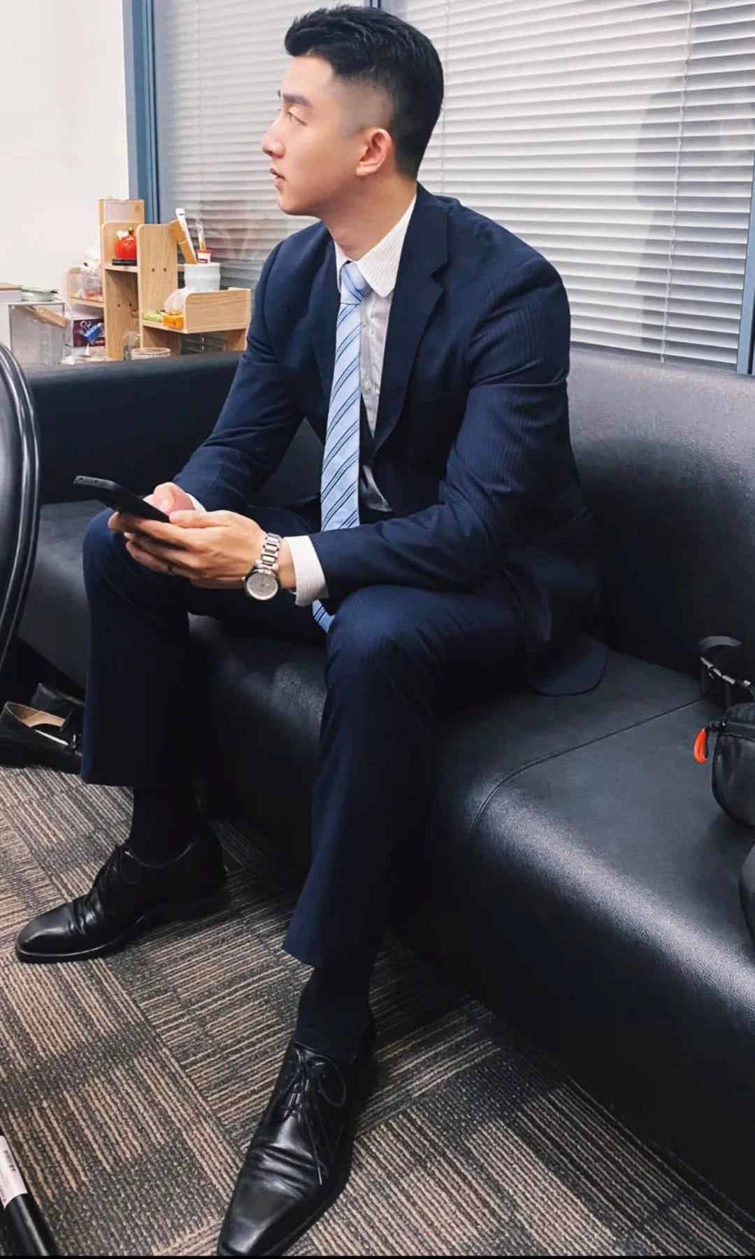 图片[2]-银行正装野生男穿私下穿运动裤自拍露实力！-小蓝短视频