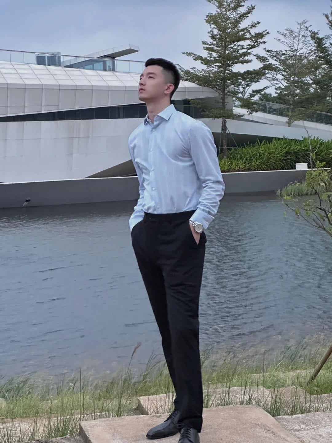 图片[3]-银行正装野生男穿私下穿运动裤自拍露实力！-小蓝短视频