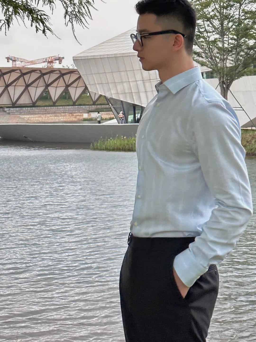 图片[4]-银行正装野生男穿私下穿运动裤自拍露实力！-小蓝短视频