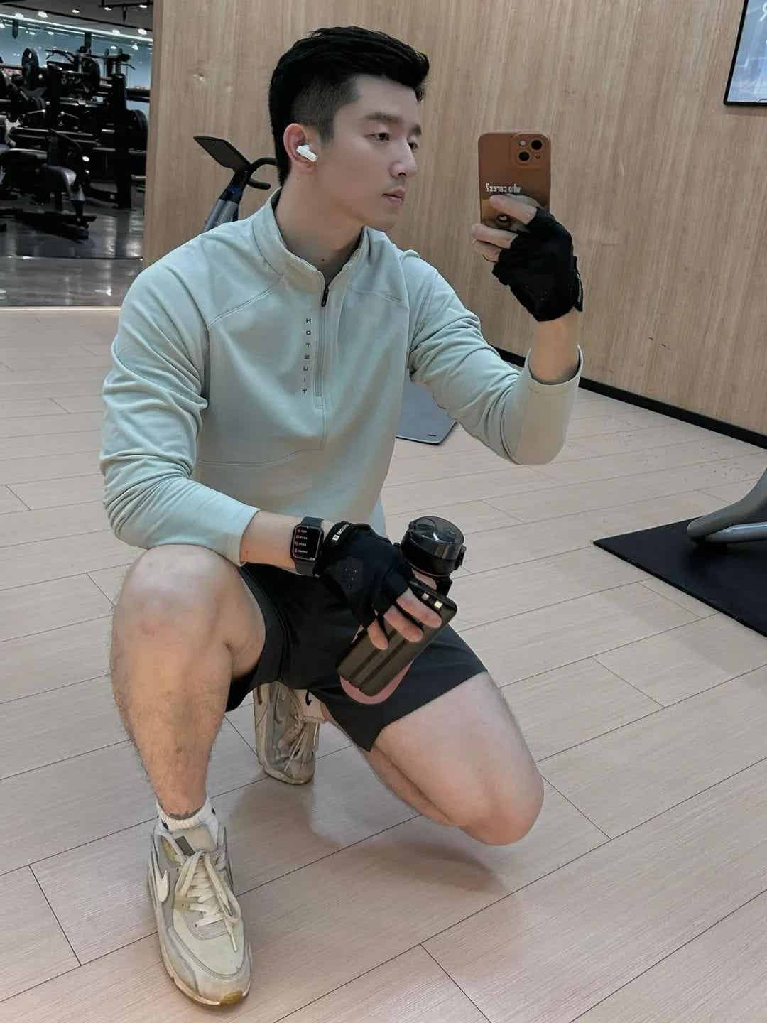 图片[5]-银行正装野生男穿私下穿运动裤自拍露实力！-小蓝短视频