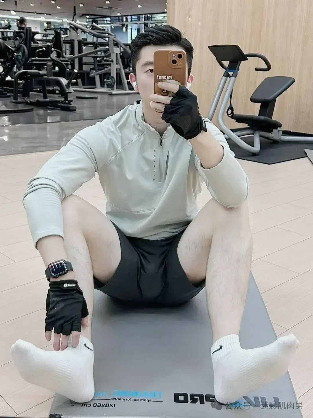 图片[6]-银行正装野生男穿私下穿运动裤自拍露实力！-小蓝短视频