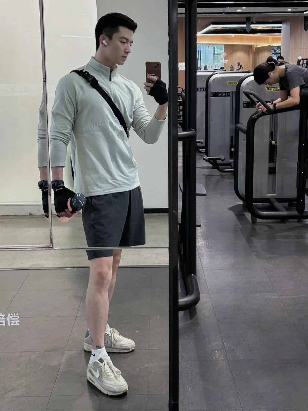 图片[7]-银行正装野生男穿私下穿运动裤自拍露实力！-小蓝短视频