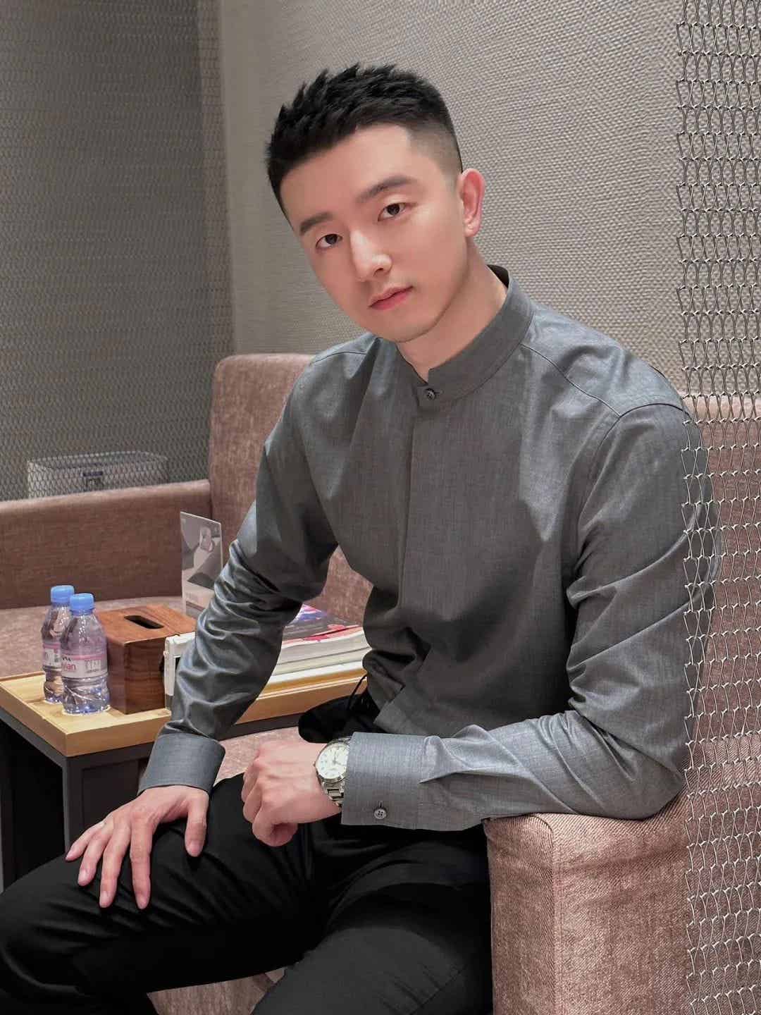 图片[8]-银行正装野生男穿私下穿运动裤自拍露实力！-小蓝短视频