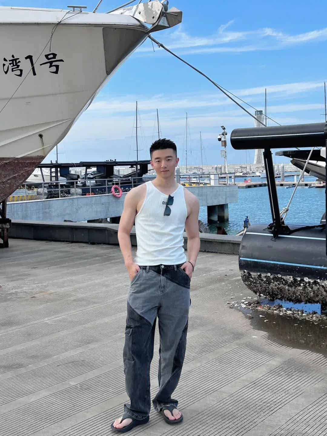 图片[9]-银行正装野生男穿私下穿运动裤自拍露实力！-小蓝短视频