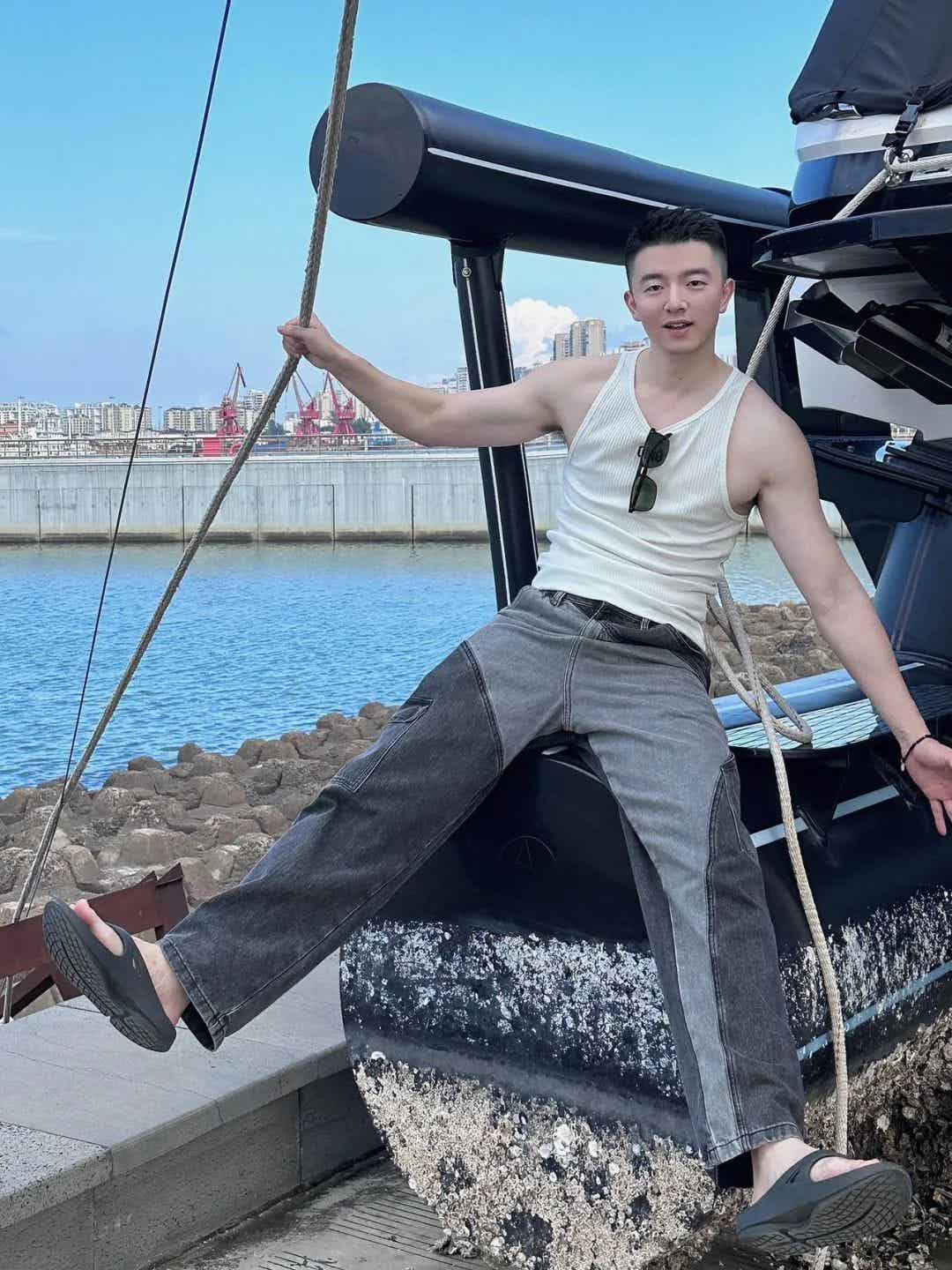 图片[10]-银行正装野生男穿私下穿运动裤自拍露实力！-小蓝短视频