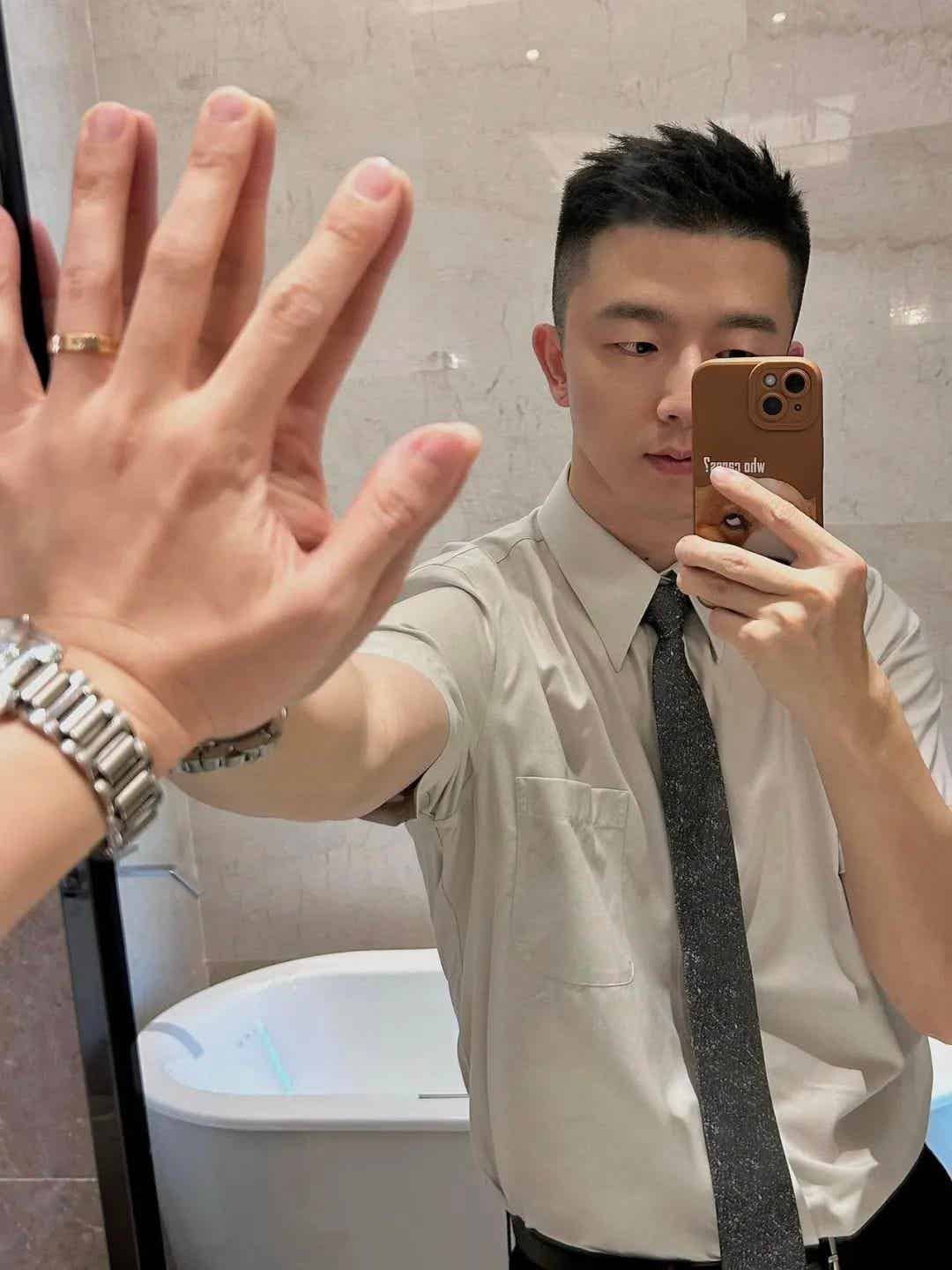 图片[11]-银行正装野生男穿私下穿运动裤自拍露实力！-小蓝短视频