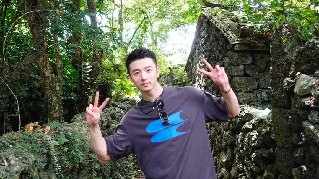 图片[13]-银行正装野生男穿私下穿运动裤自拍露实力！-小蓝短视频