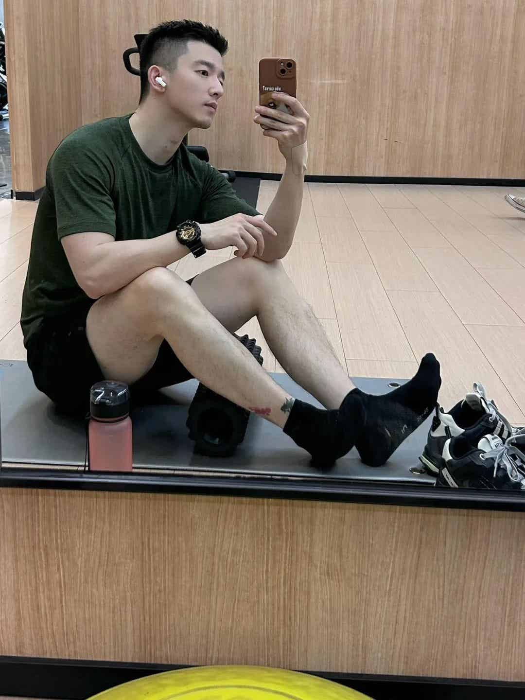 图片[14]-银行正装野生男穿私下穿运动裤自拍露实力！-小蓝短视频