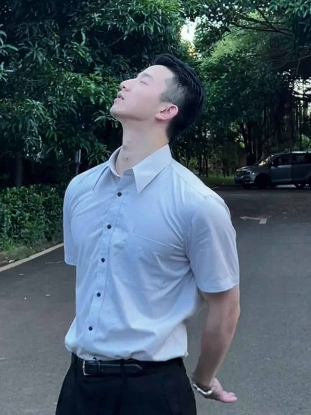 图片[15]-银行正装野生男穿私下穿运动裤自拍露实力！-小蓝短视频