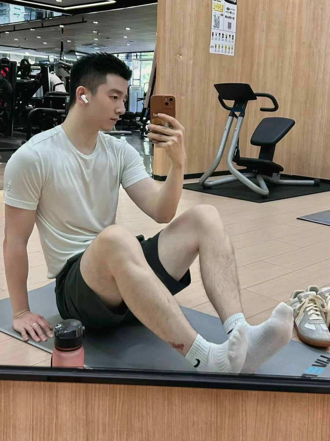 图片[16]-银行正装野生男穿私下穿运动裤自拍露实力！-小蓝短视频