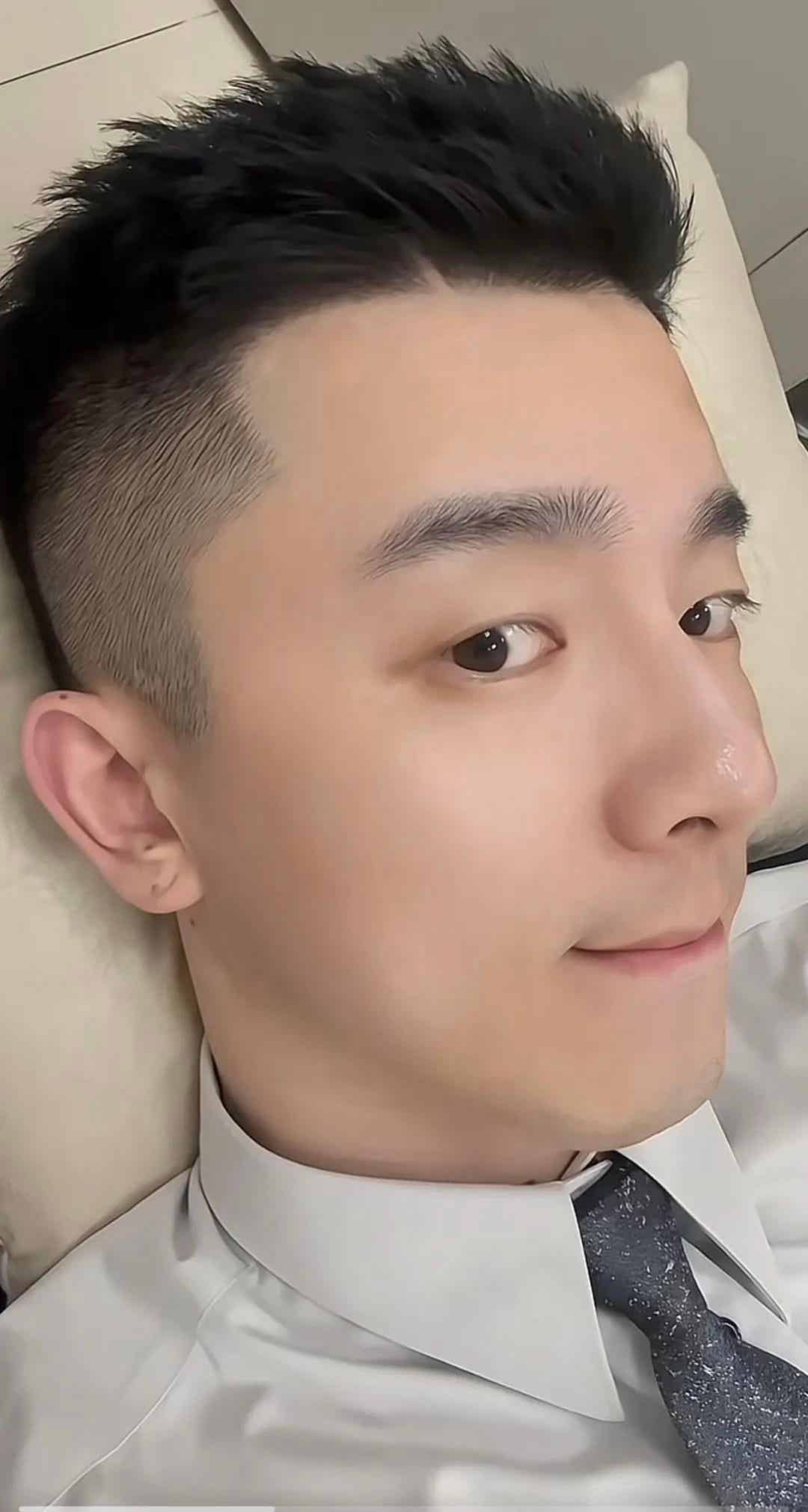 图片[18]-银行正装野生男穿私下穿运动裤自拍露实力！-小蓝短视频