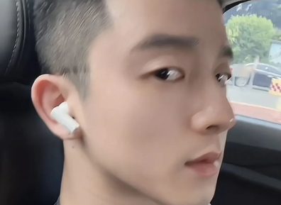 银行正装野生男穿私下穿运动裤自拍露实力！