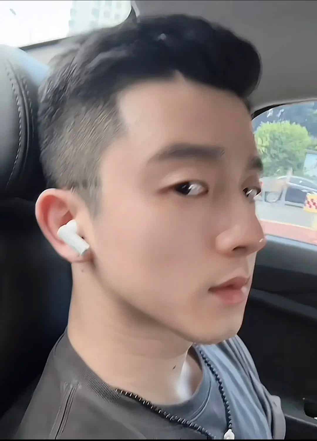 银行正装野生男穿私下穿运动裤自拍露实力！-小蓝短视频