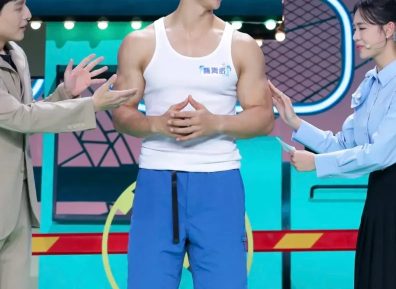 上央视的黑皮体育生私下暧昧感拉满