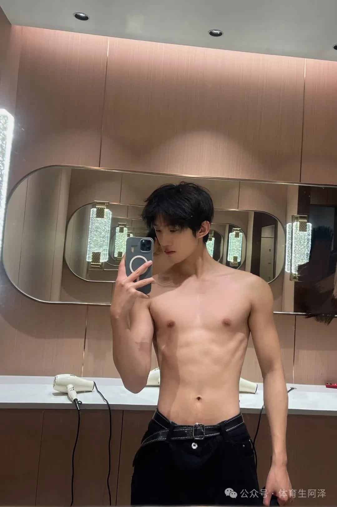 又一百万网红直男被金主掰弯，黑皮体育生在金主面前逐渐沉沦........-小蓝短视频