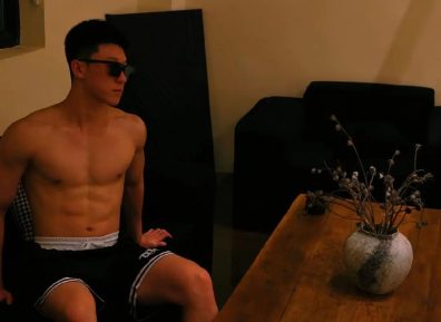 白衬衫封印不住荷尔蒙！这胸肌说是3D打印的我都信