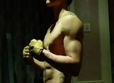 32岁欧豪近照曝光，正装斯文眼镜竟成叔圈天菜了？！