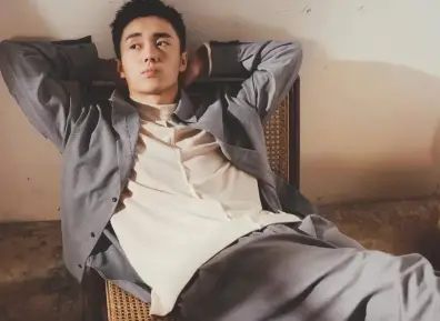 翟子路短裤冲澡花絮曝光，粗壮手臂大胸肌，竟成肉壮黑皮体育生！