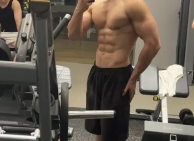 男摄盯上的北体八块腹肌黑皮帅哥，洗澡照太顶了！