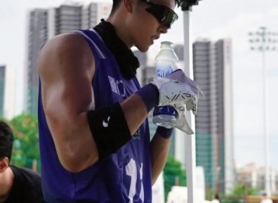 188cm钻石黑皮足球体育生，球场上爆汗淋漓，性张力满满......