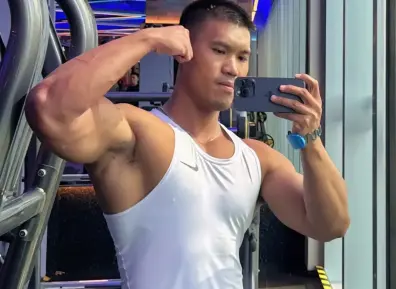 推特上百万粉丝网H小狼，黑皮腹肌去头可食！