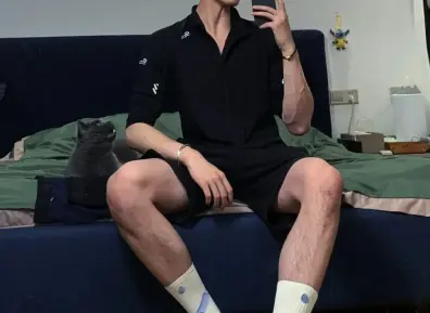 阳光帅气透着一身干净少年气，这一干净利落的正装少年你可否招了？