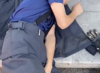 操场被班长踩消防小哥视频，他竟然不捂手厉害了！