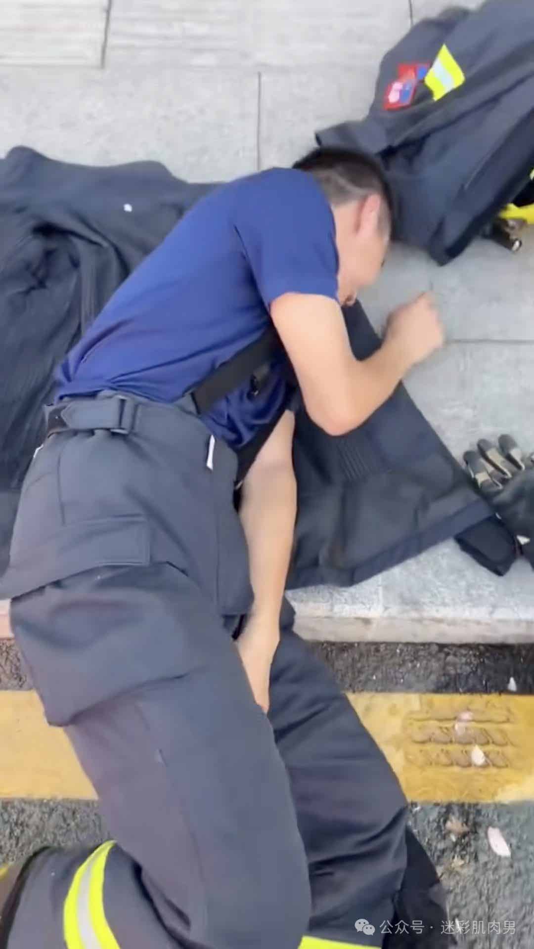 操场被班长踩消防小哥视频，他竟然不捂手厉害了！-小蓝短视频