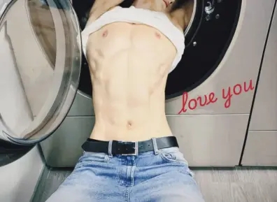 00后帅哥靠腹肌疯狂斩男……