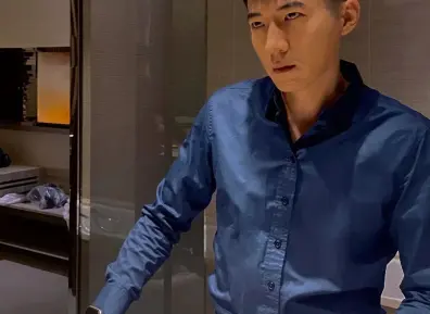 西装男孩能不能成为你的"办公室恋人"？ 皮鞋黑丝诱惑能把你迷晕！