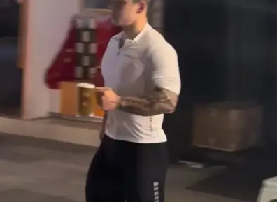 寸头猛男玩纯欲风！浙江教练花臂杀疯推特 网友：这是我能免费看的？