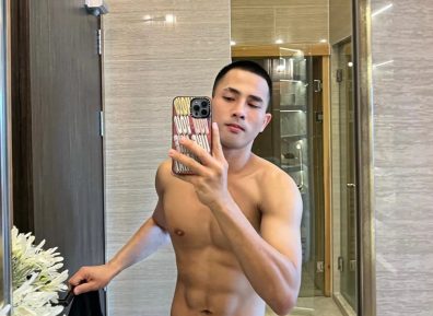 不穿内裤自拍的寸头小哥粗壮手臂大胸，真的超可以！