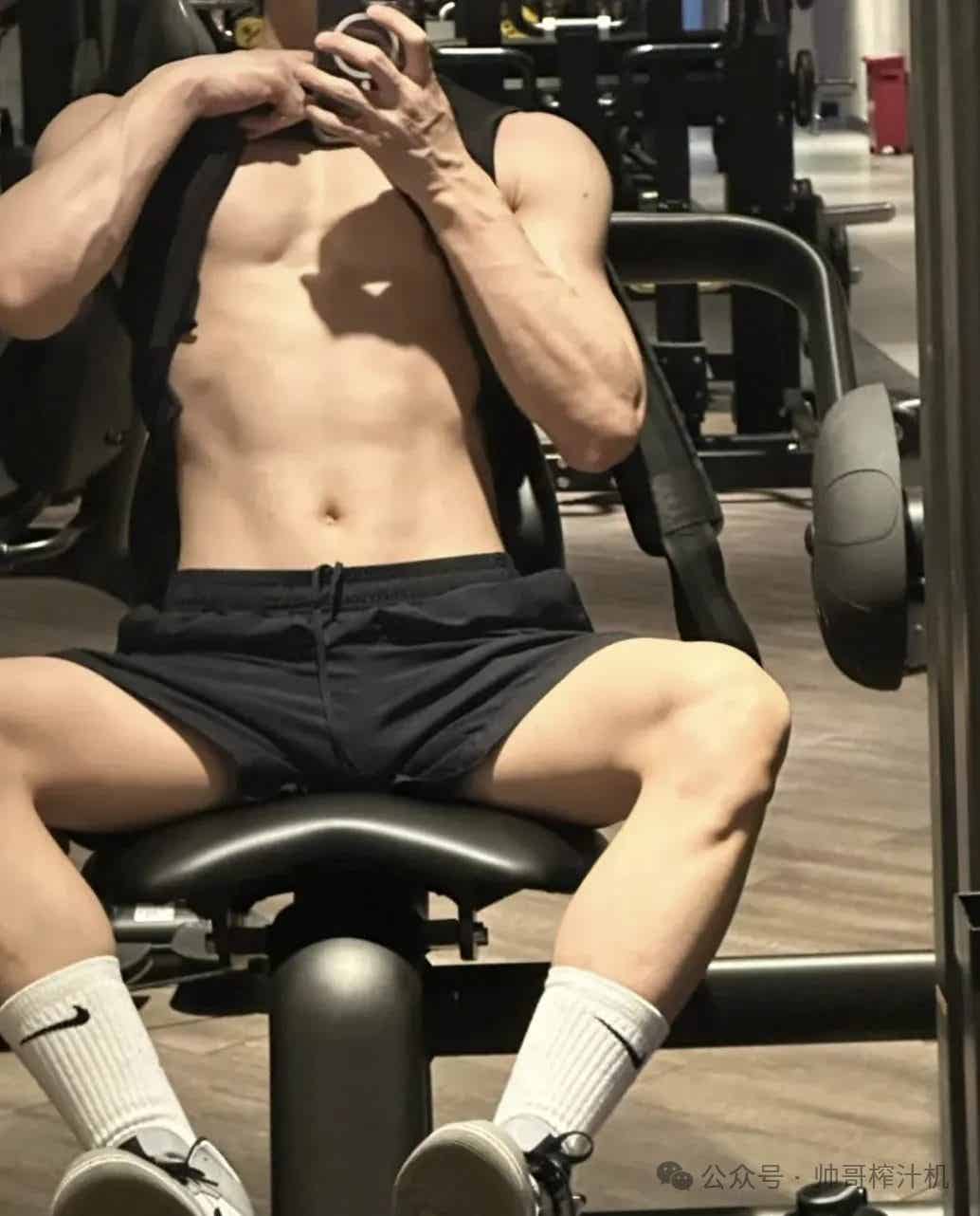 图片[1]-极品空少最新湿身照扒出了，太帅了！-小蓝短视频