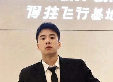 极品空少最新湿身照扒出了，太帅了！