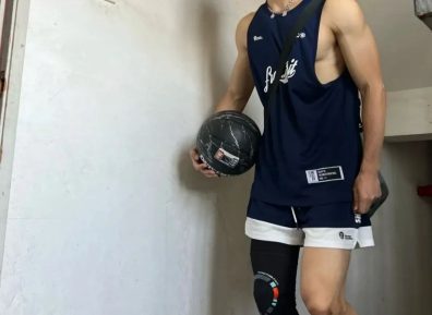 188黑皮白袜体育生约学弟户外运动,学弟:"太猛了",真的好持久.......