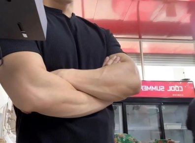 太凸了，寸头爷们肌肉太顶了！浙江一生煎店老板身材太好被抓拍！
