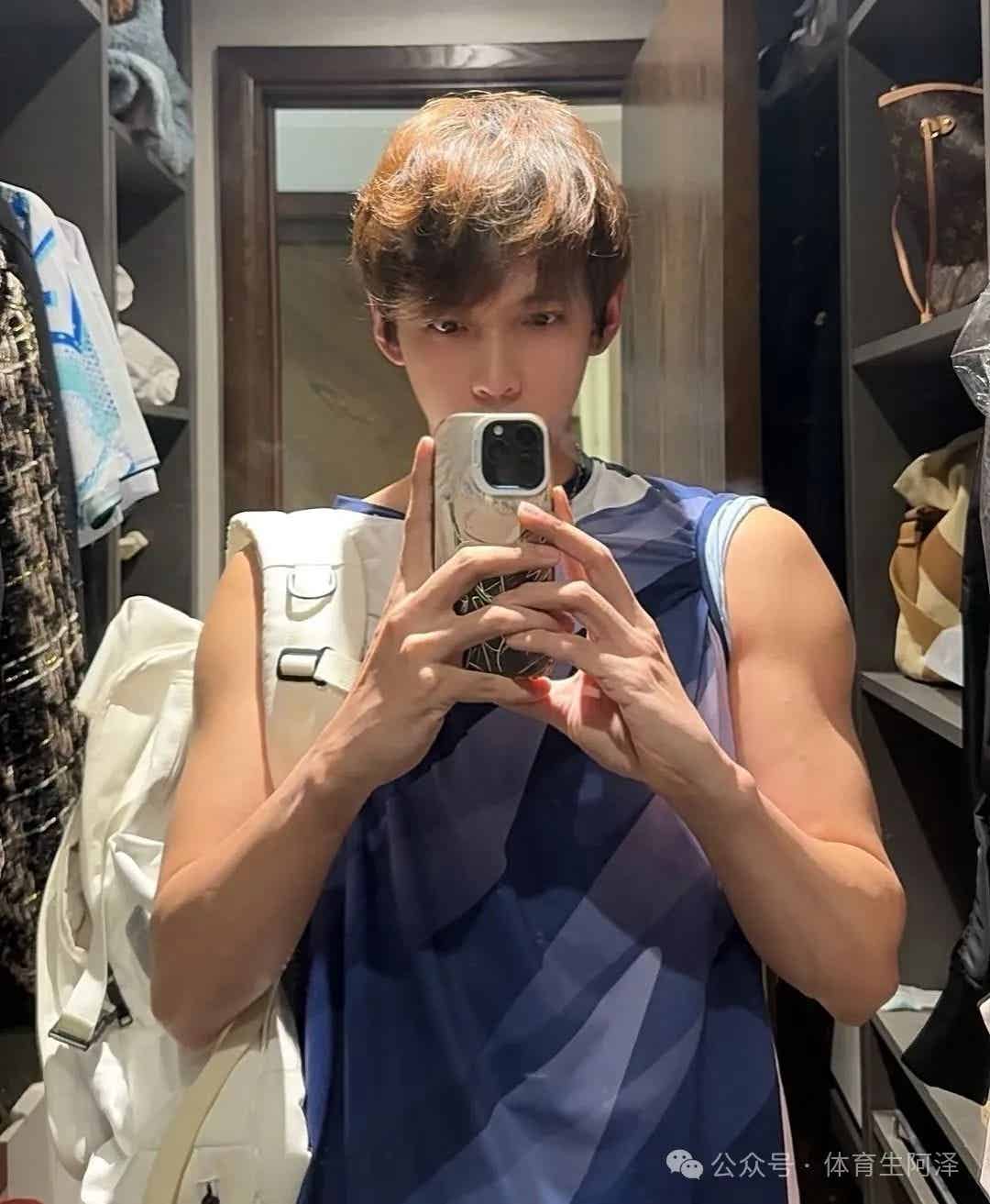 山东体院校草因与学长谈恋爱遭室友举报，学校：已全校通报......-小蓝短视频