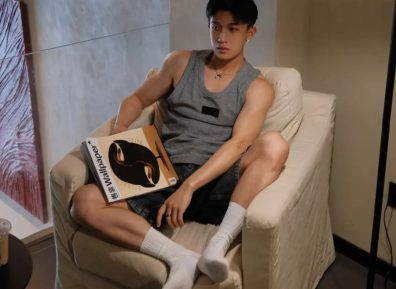 195cm黑皮白袜体育生爆火"推特"，网友辣评：又当又立？