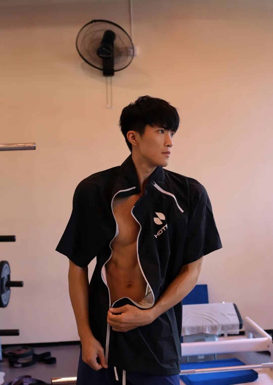 山东筋肉黑皮体育生，腹肌太性感了！-小蓝短视频