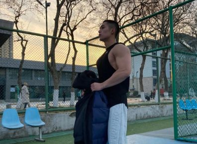 01年寸头肌肉粗大手臂体育生