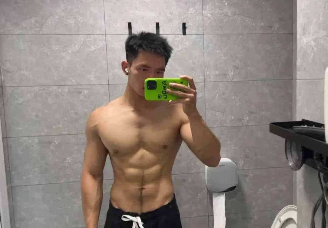 图片[1]-深圳一线天腹毛小哥，这腹肌真的太性感了！-小蓝短视频